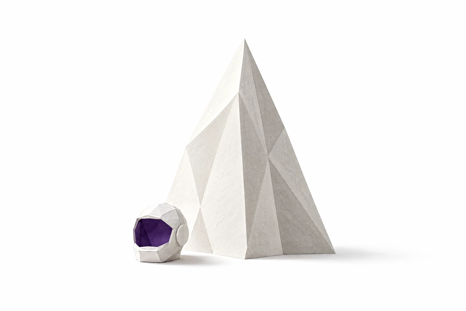 Ein steiler Berg aus gefaltetem weißem Papier. An seinem Fuß steht ein kleiner Astronautenhelm aus Papier, innen violett.