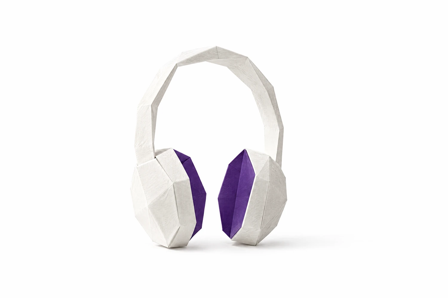 Kopfhörer aus weißem Papier stehen am Boden. Nur die Innenseiten der Muscheln sind violett.