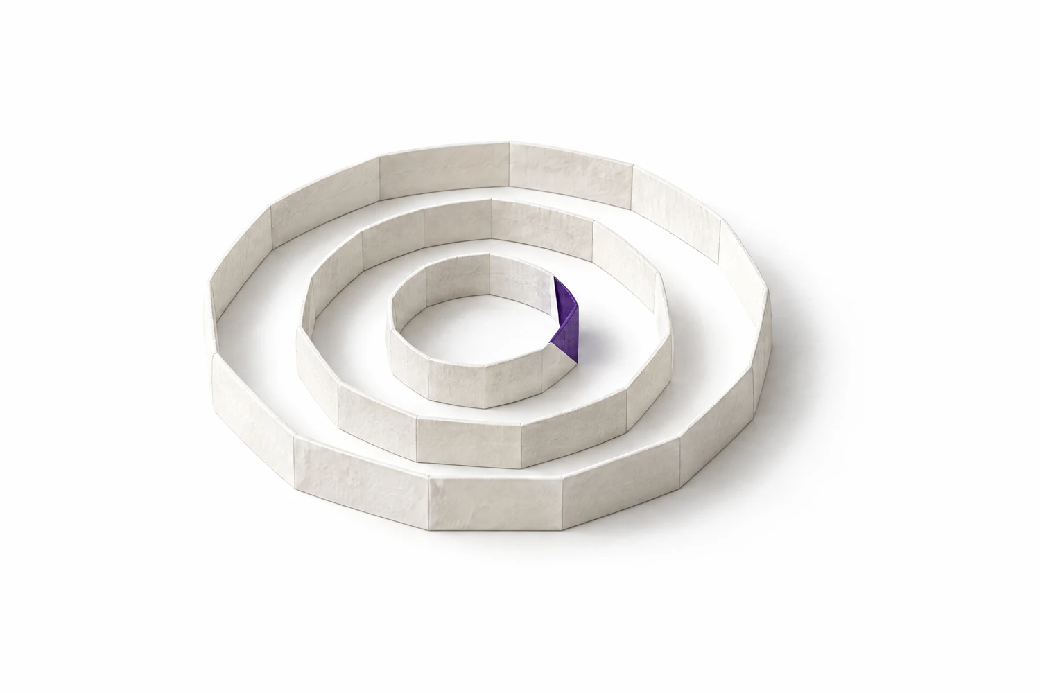 Drei Ringe aus weißem Papier liegen ineinander. Der innerste ist an einer Stelle gedreht, nur dort ist er violett.