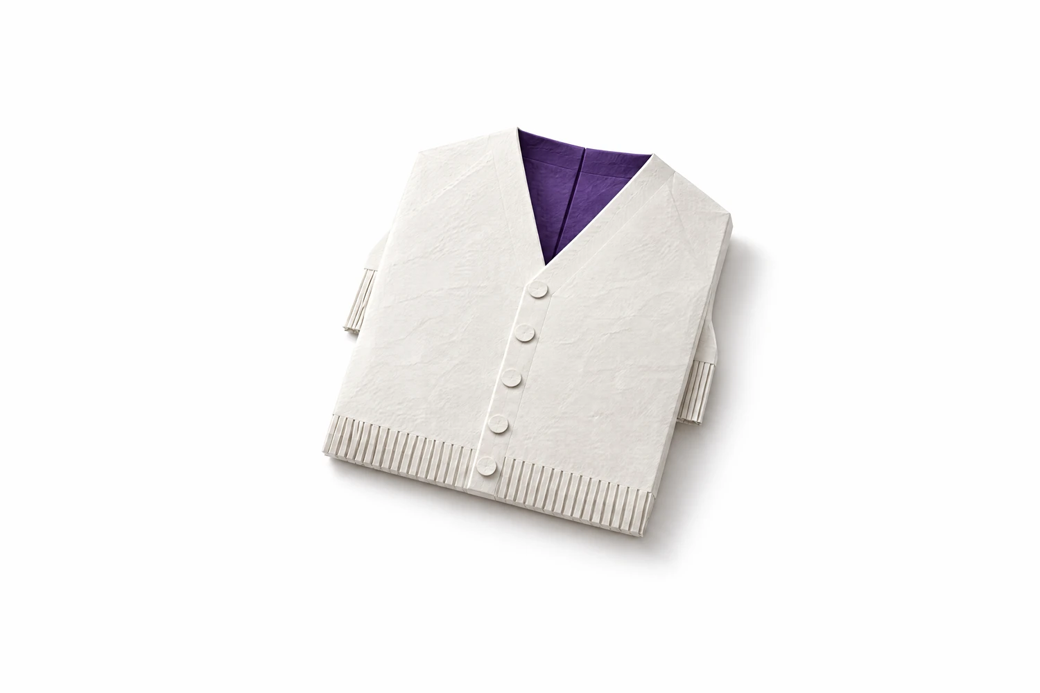 Eine Strickjacke aus weißem Papier liegt gefaltet da, mit fünf Knöpfen. Im Ausschnitt ist sie violett.