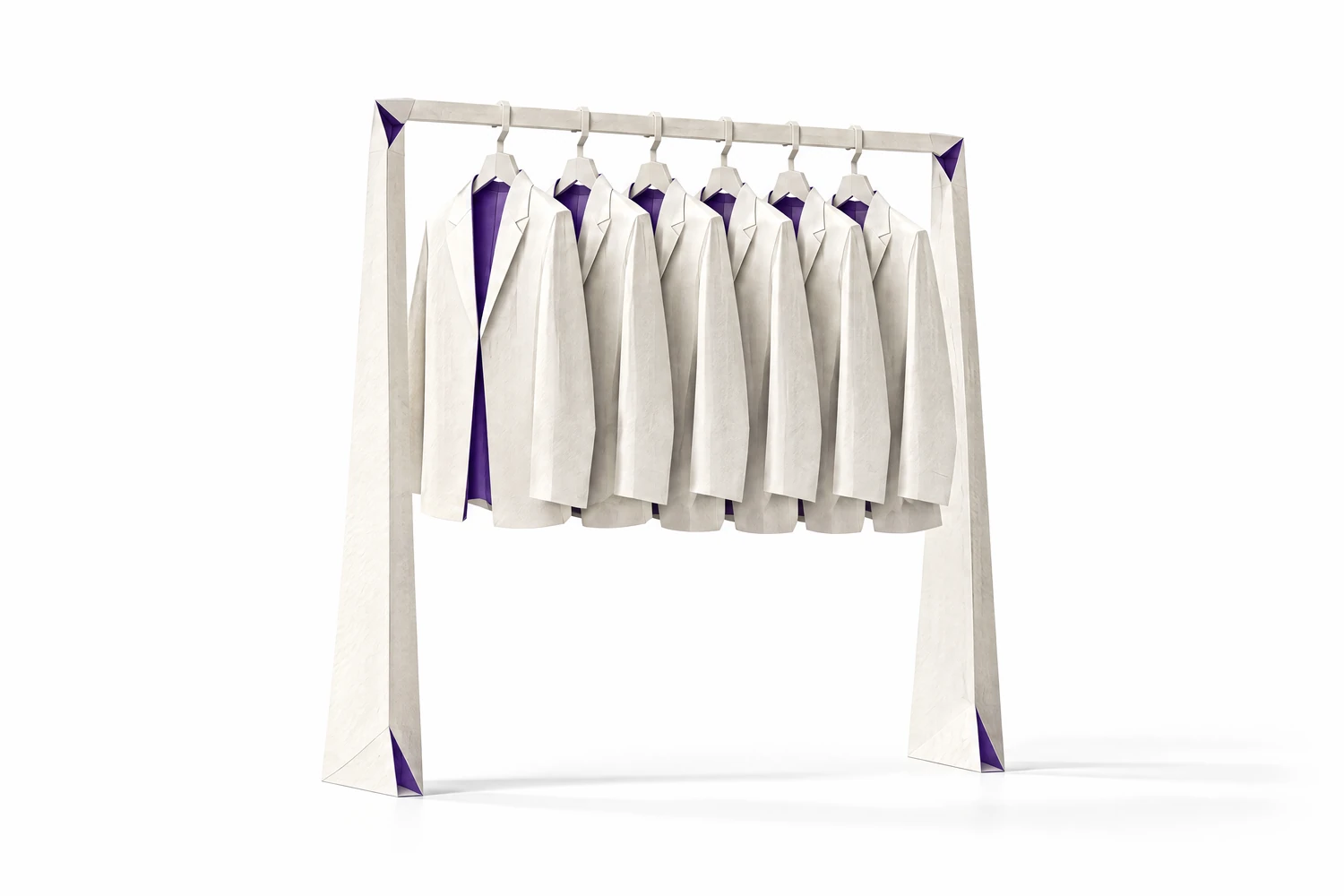 Sechs gleiche Jacken aus gefaltetem weißem Papier hängen an einer Kleiderstange aus Papier. Ihr Futter ist violett.