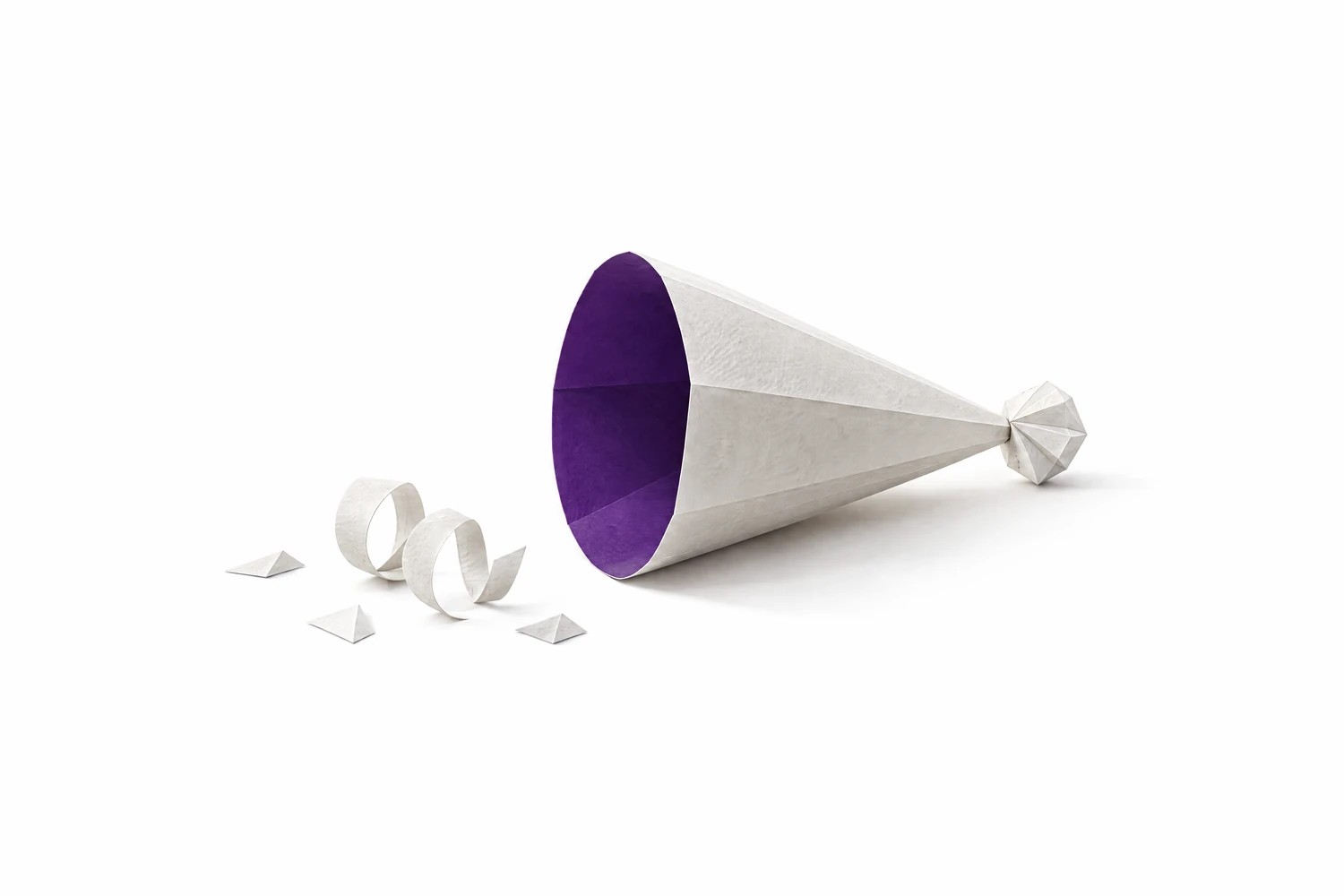 Ein Partyhut aus weißem Papier liegt auf der Seite, innen violett. Daneben eine Luftschlange und Konfetti aus Papier.