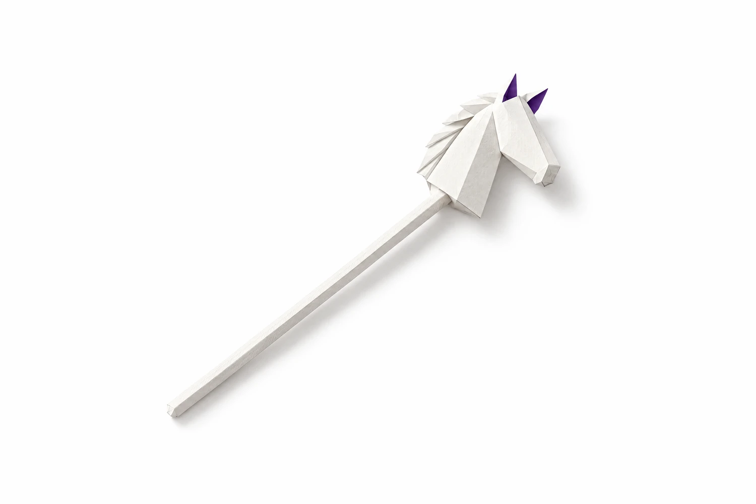 Ein Steckenpferd aus gefaltetem weißem Papier liegt schräg am Boden. Nur das Innere der Ohren ist violett.